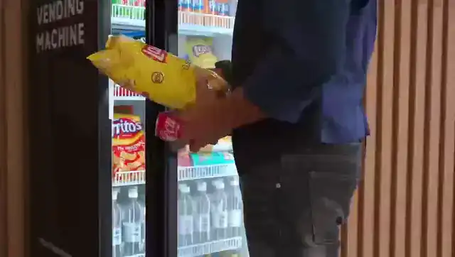 Close the door to complete automatic checkout